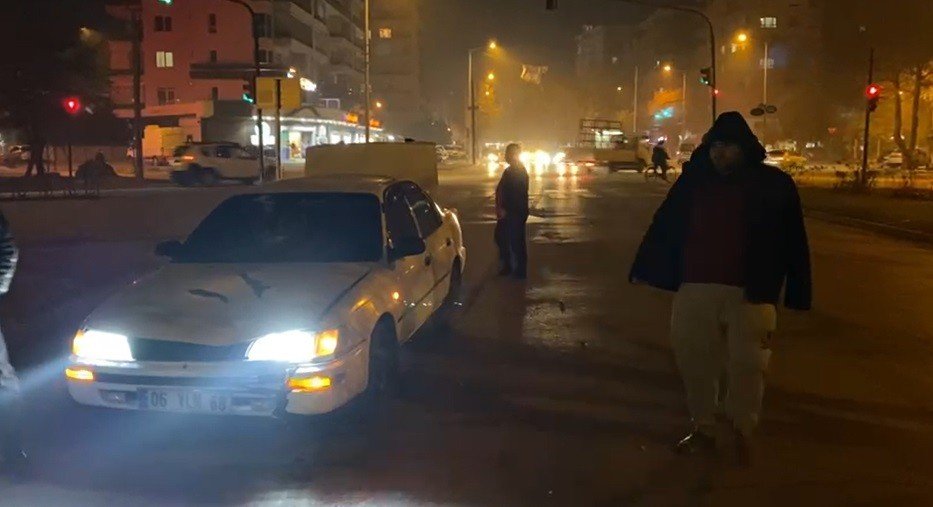 Konya'da karşıdan karşıya geçmek isteyen genç kıza otomobil çarptı