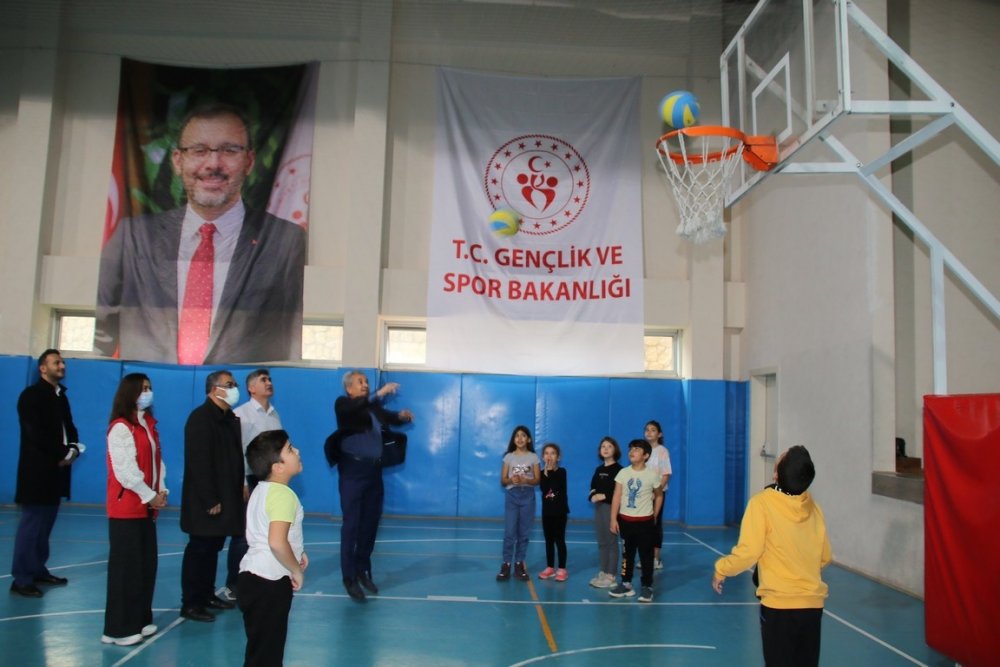 Salih Akkaya: "Gençler Ülkemizin Dinamik Gücüdür"