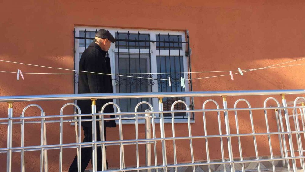 Kümesteki hayvanlarına bakmaya geldi, evinin soyulduğunu fark etti