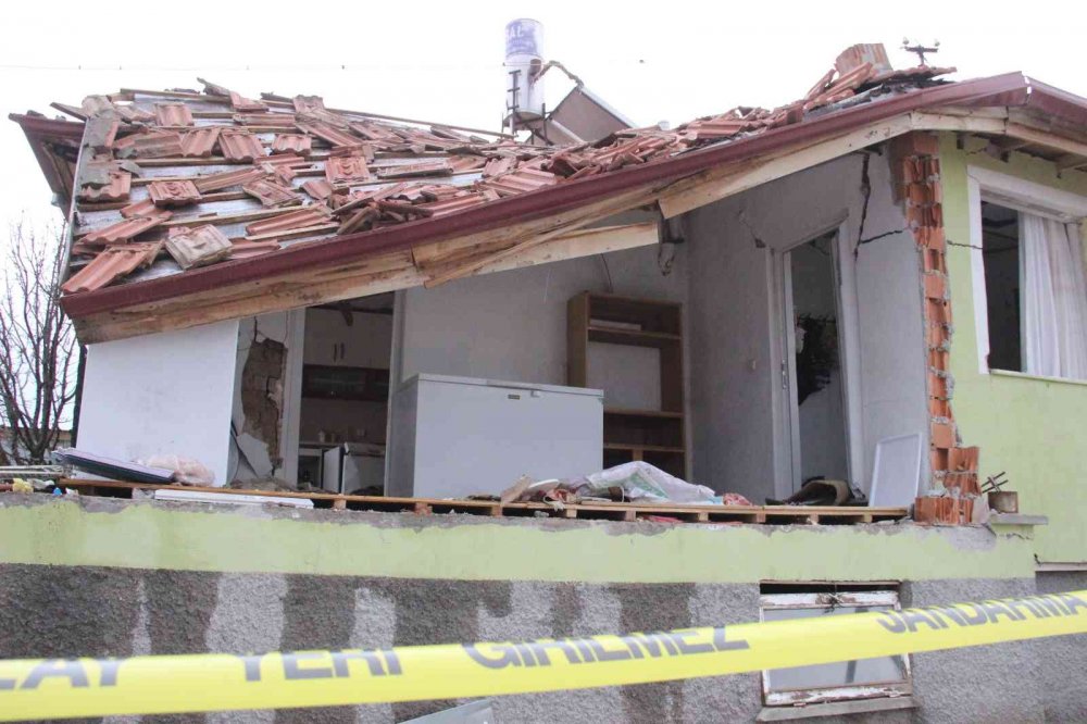 Çay demlerken oluşan patlamada ev harabeye dönerken ev sahibi çift ölümden döndü