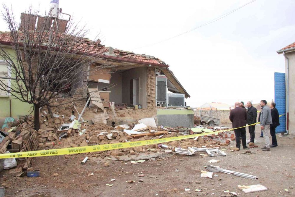 Çay demlerken oluşan patlamada ev harabeye dönerken ev sahibi çift ölümden döndü