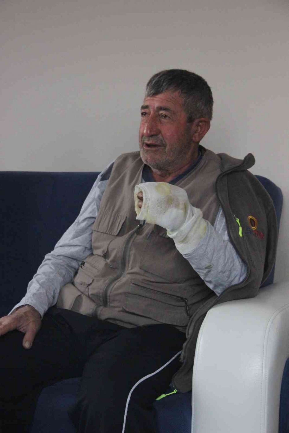 Çay demlerken oluşan patlamada ev harabeye dönerken ev sahibi çift ölümden döndü