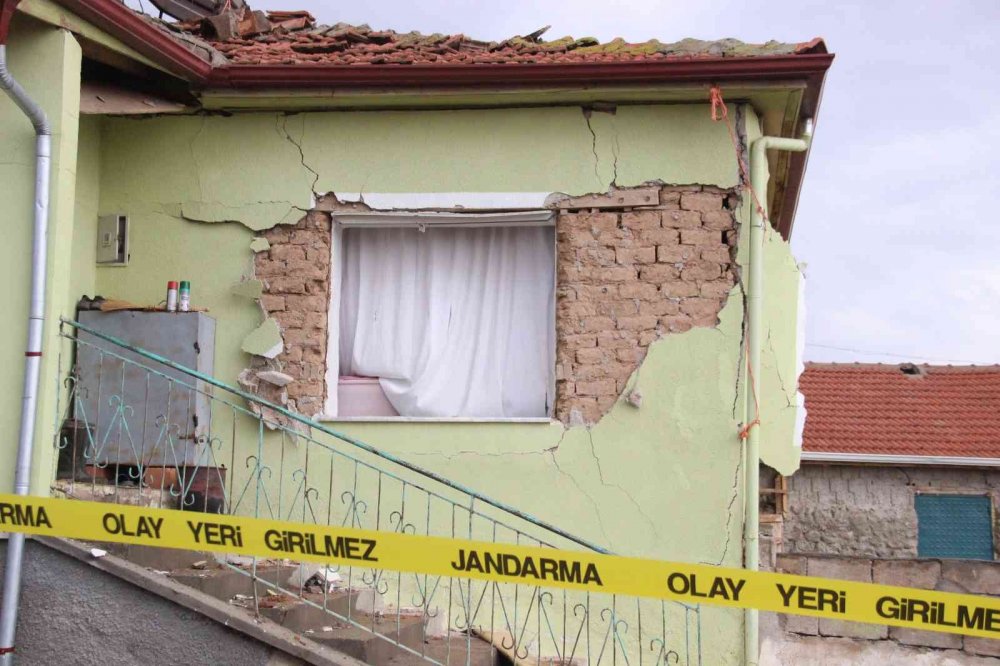 Çay demlerken oluşan patlamada ev harabeye dönerken ev sahibi çift ölümden döndü