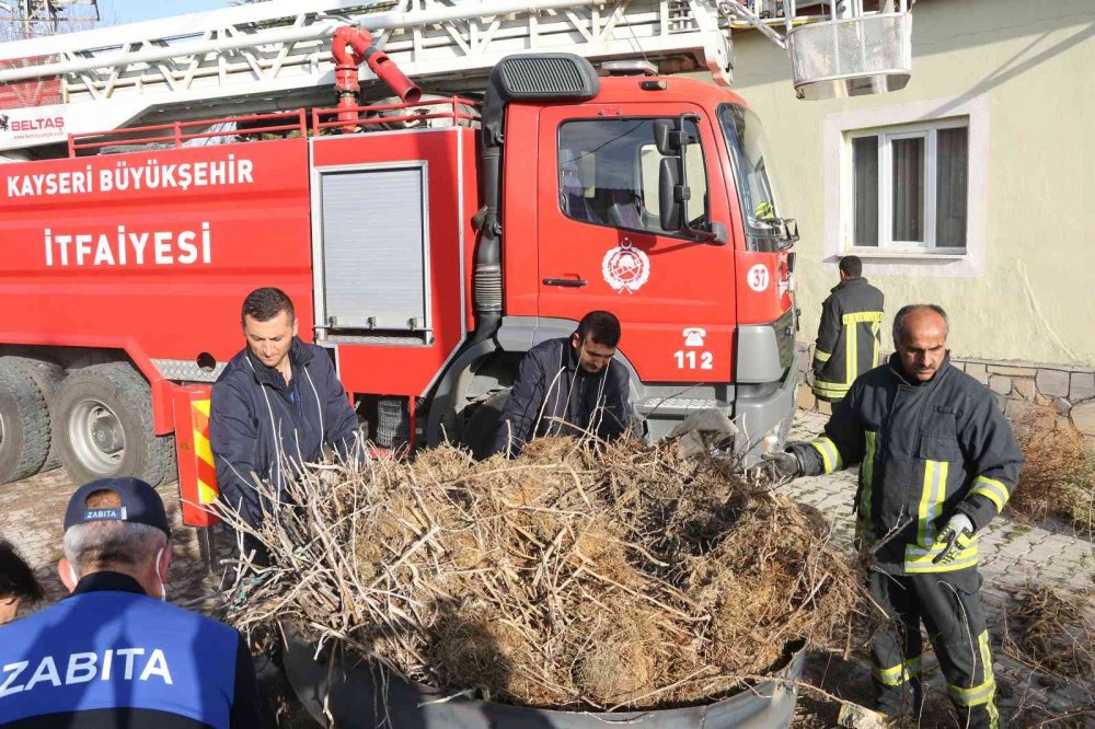 Rüzgardan dolayı yıkılan leylek yuvası onarıldı