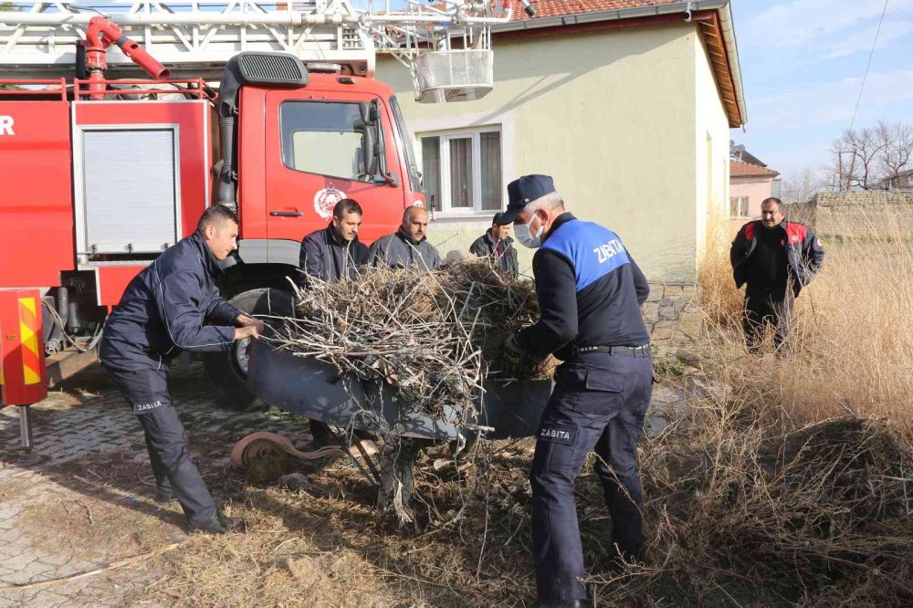 Rüzgardan dolayı yıkılan leylek yuvası onarıldı