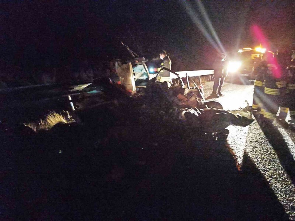 Tırın Çarptığı Otomobil Hurda Haline Geldi: 1 Ölü, 1 Yaralı