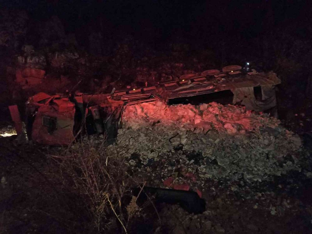 Tırın Çarptığı Otomobil Hurda Haline Geldi: 1 Ölü, 1 Yaralı