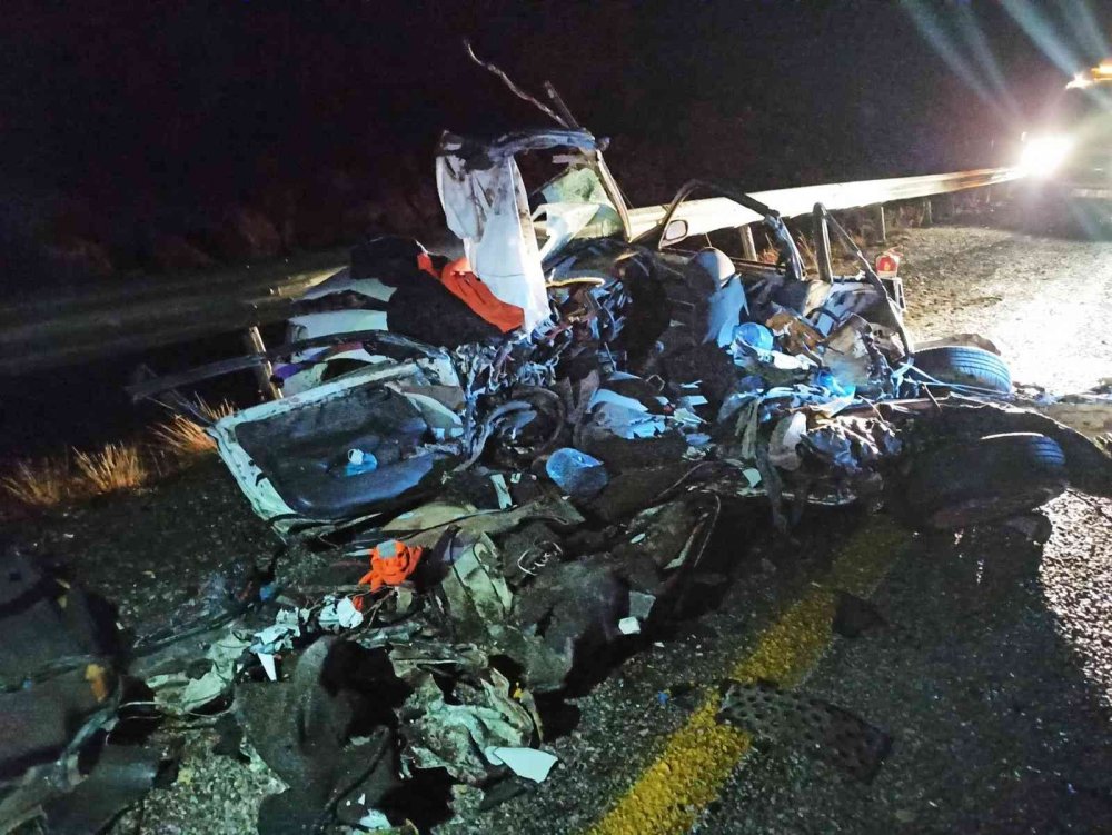 Tırın Çarptığı Otomobil Hurda Haline Geldi: 1 Ölü, 1 Yaralı