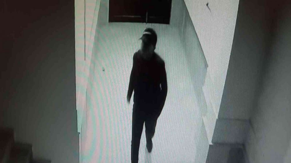Aksaray'da mopedi rahat tavırlarla çalan hırsız kamerada