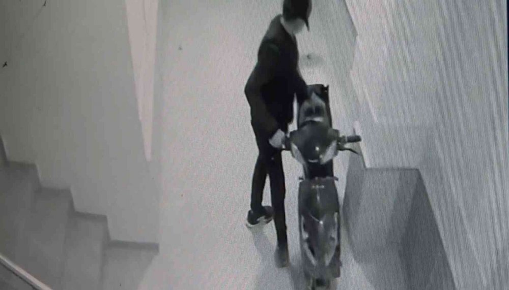 Aksaray'da mopedi rahat tavırlarla çalan hırsız kamerada