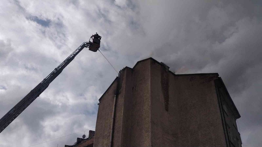 Konya'da apartman çatısındaki yangın korkuttu