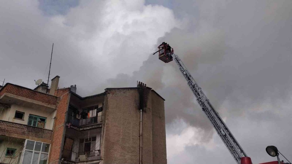 Konya'da apartman çatısındaki yangın korkuttu