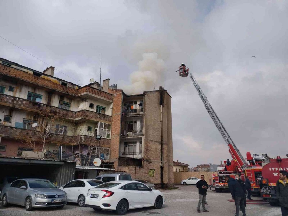 Konya'da apartman çatısındaki yangın korkuttu