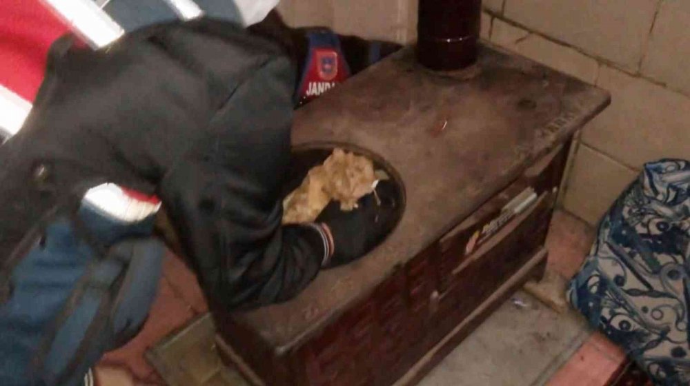 Aksaray Güzelyurt'ta kuzine soba içinden uyuşturucu çıktı