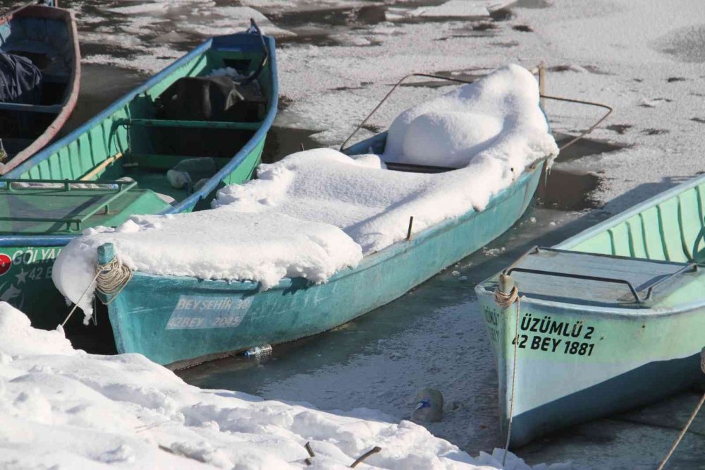 Hava sıcaklığı eksi 16 dereceyi gördü, Beyşehir Gölü kıyıları kısmen dondu