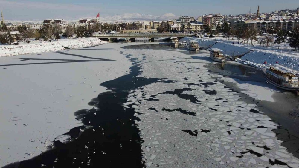 Hava sıcaklığı eksi 16 dereceyi gördü, Beyşehir Gölü kıyıları kısmen dondu