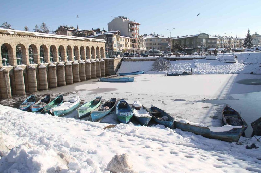 Hava sıcaklığı eksi 16 dereceyi gördü, Beyşehir Gölü kıyıları kısmen dondu