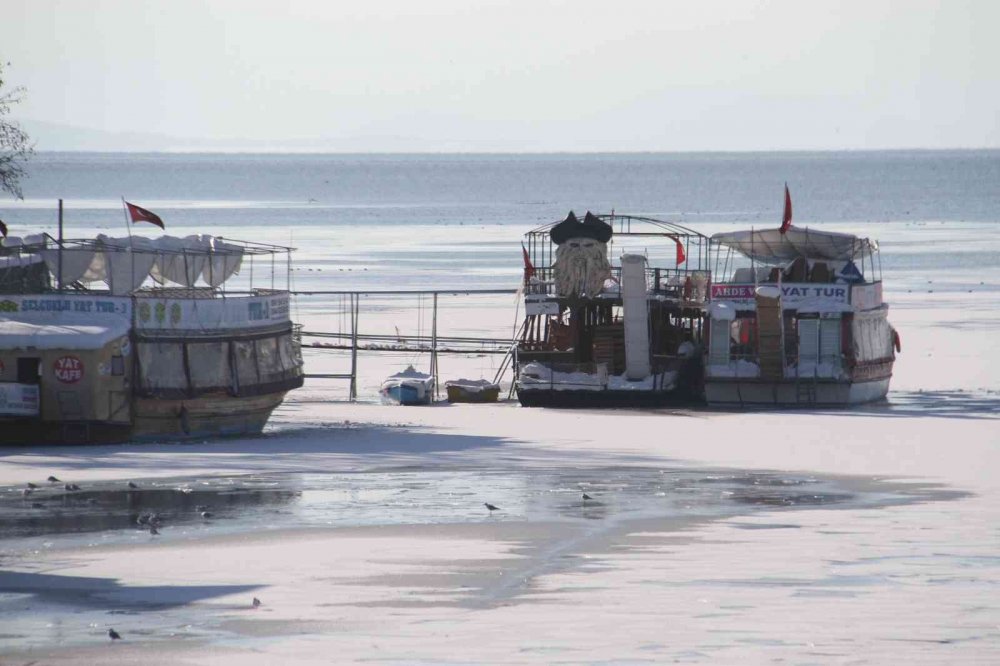 Hava sıcaklığı eksi 16 dereceyi gördü, Beyşehir Gölü kıyıları kısmen dondu