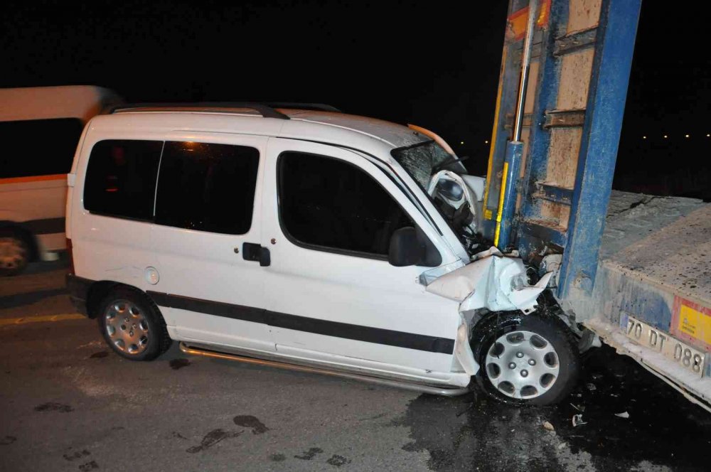 Hafif ticari araç duran tıra arkadan çarptı: 1 yaralı