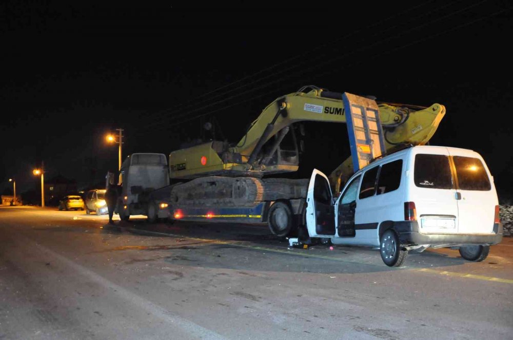 Hafif ticari araç duran tıra arkadan çarptı: 1 yaralı