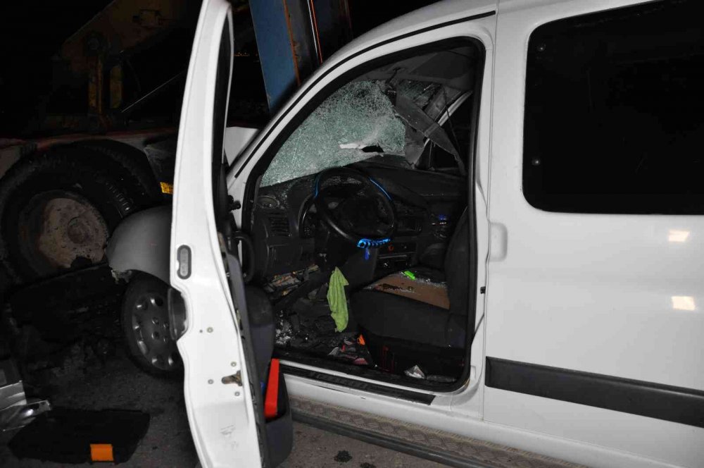 Hafif ticari araç duran tıra arkadan çarptı: 1 yaralı