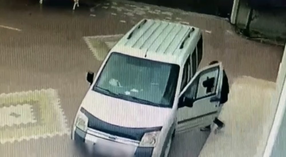 Konya’da araçtan para çalan hırsızlar kameraya yakalandı!