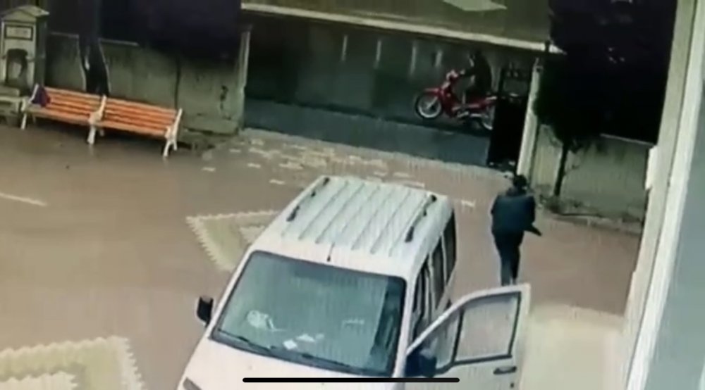 Konya’da araçtan para çalan hırsızlar kameraya yakalandı!