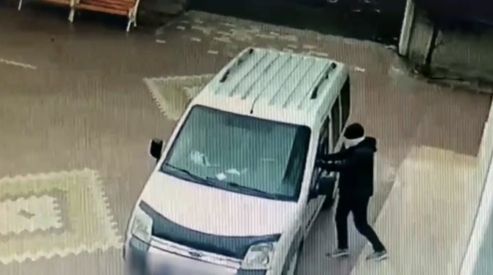 Konya’da araçtan para çalan hırsızlar kameraya yakalandı!