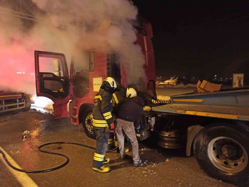 Seydişehir'de park halindeki tırda yangın