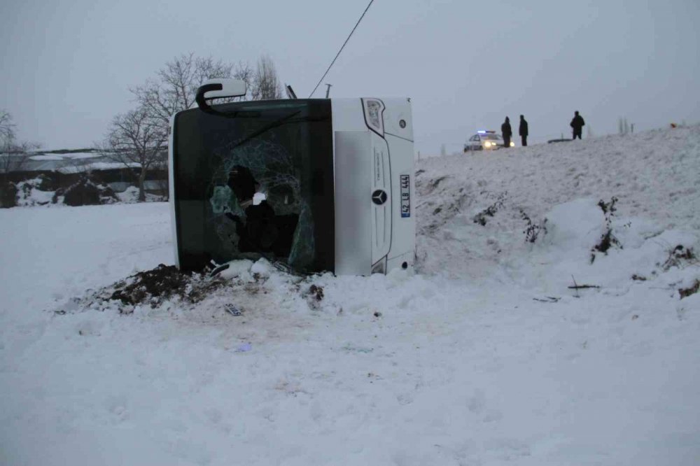 Beyşehir'de buzlanma kazaları da beraberinde getirdi: 18 yaralı