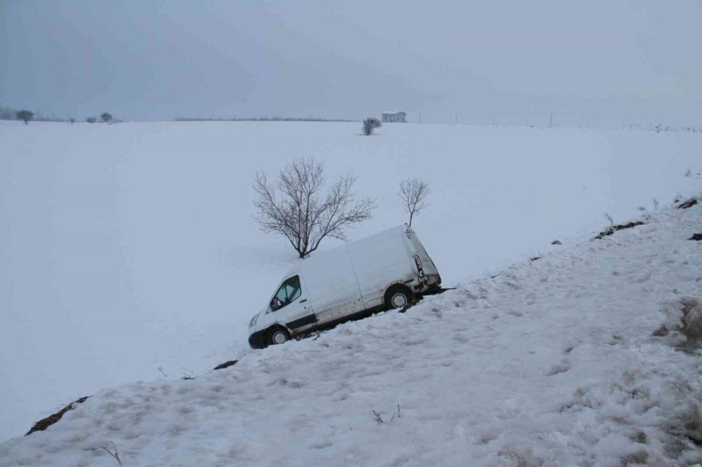 Beyşehir'de buzlanma kazaları da beraberinde getirdi: 18 yaralı