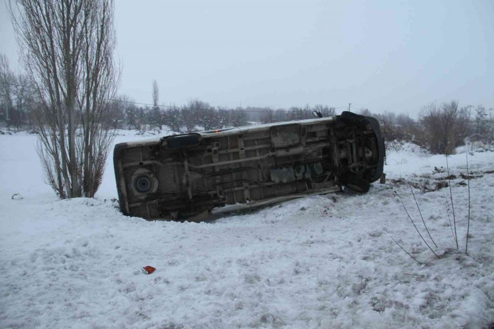 Beyşehir'de buzlanma kazaları da beraberinde getirdi: 18 yaralı