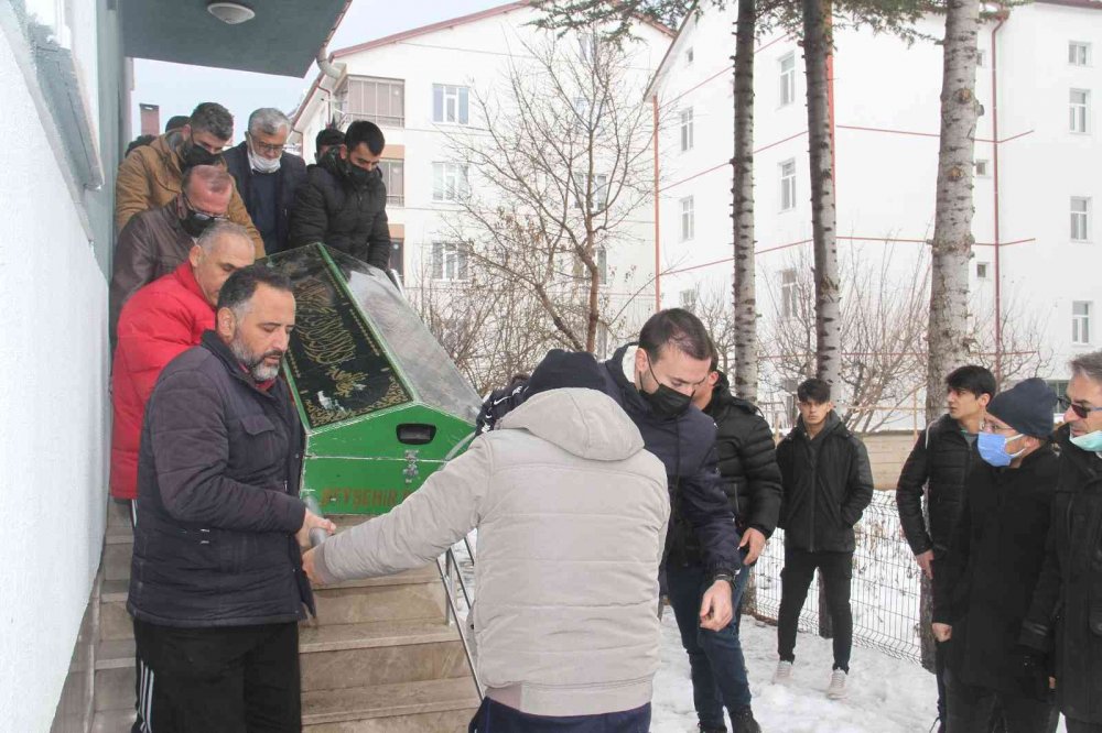 42 yaşındaki Felsefe öğretmeni evinde ölü bulundu