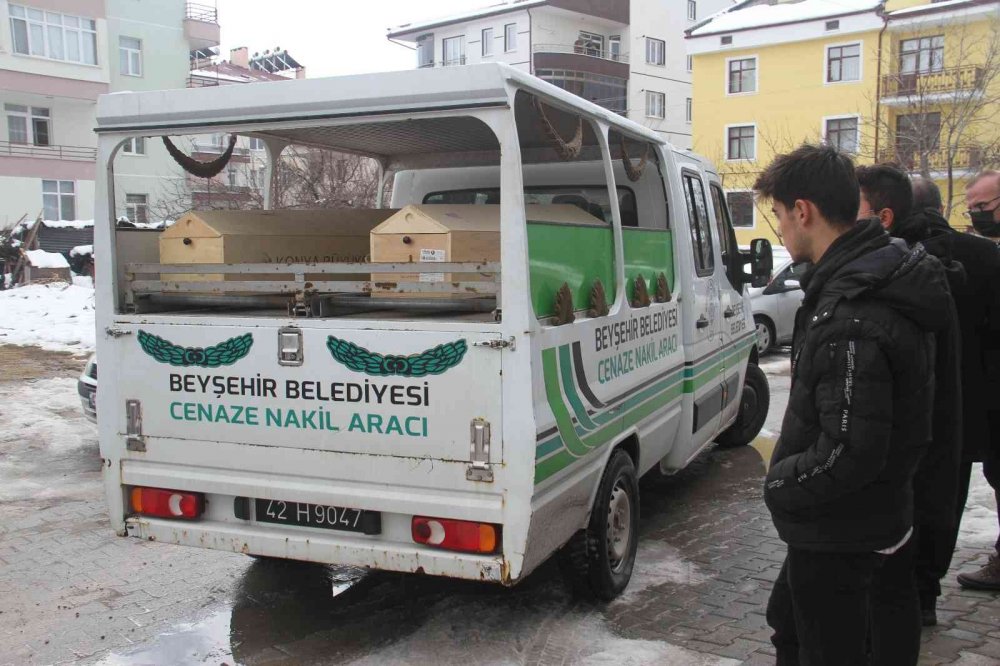 42 yaşındaki Felsefe öğretmeni evinde ölü bulundu