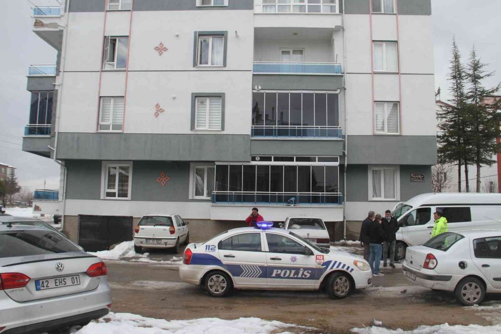 42 yaşındaki Felsefe öğretmeni evinde ölü bulundu