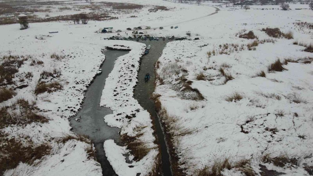 Beyşehir Gölü’ndeki balıkçıların buzla çetin mücadelesi