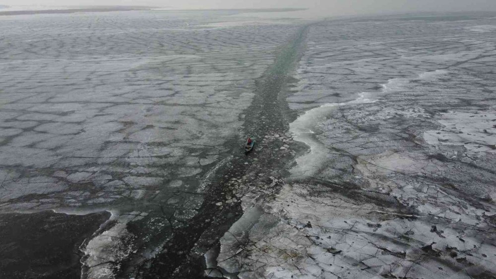 Beyşehir Gölü’ndeki balıkçıların buzla çetin mücadelesi