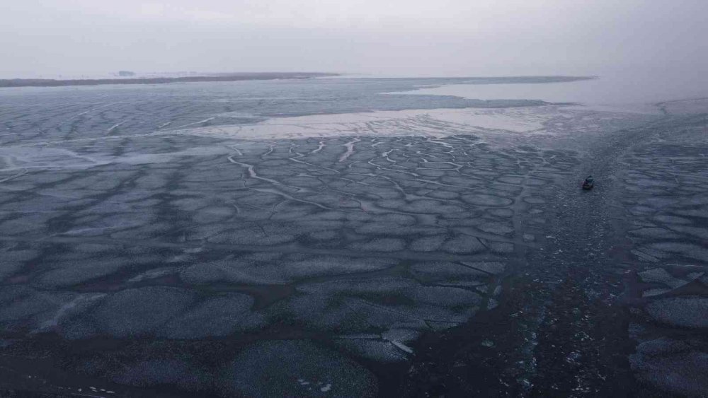 Beyşehir Gölü’ndeki balıkçıların buzla çetin mücadelesi