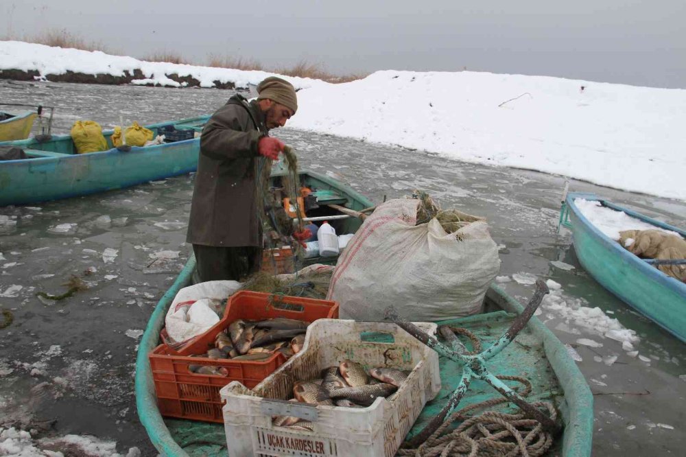 Beyşehir Gölü’ndeki balıkçıların buzla çetin mücadelesi