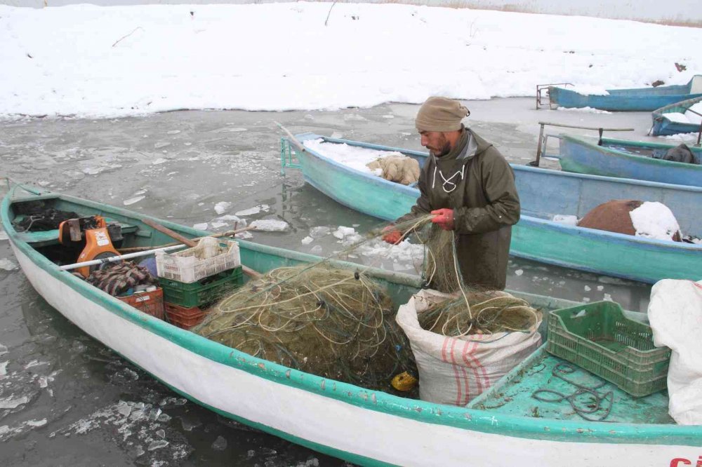 Beyşehir Gölü’ndeki balıkçıların buzla çetin mücadelesi