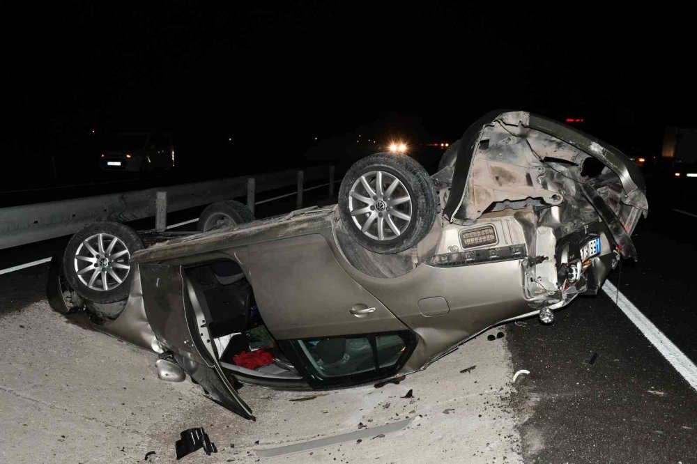Aksaray-Konya yolunda kaza! Otomobil refüje takla attı: 3 yaralı