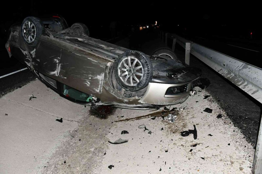 Aksaray-Konya yolunda kaza! Otomobil refüje takla attı: 3 yaralı