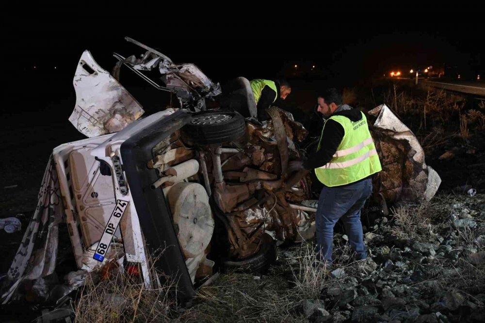 Aksaray’da 2 otomobil kafa kafaya çarpıştı: 7 ölü