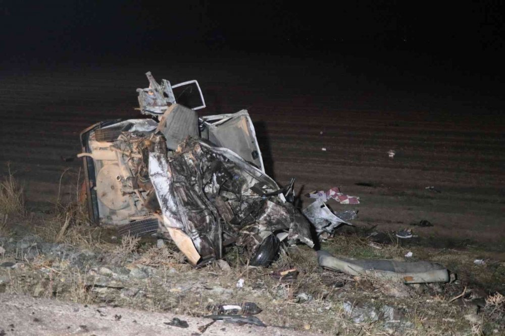 Aksaray’da 2 otomobil kafa kafaya çarpıştı: 7 ölü