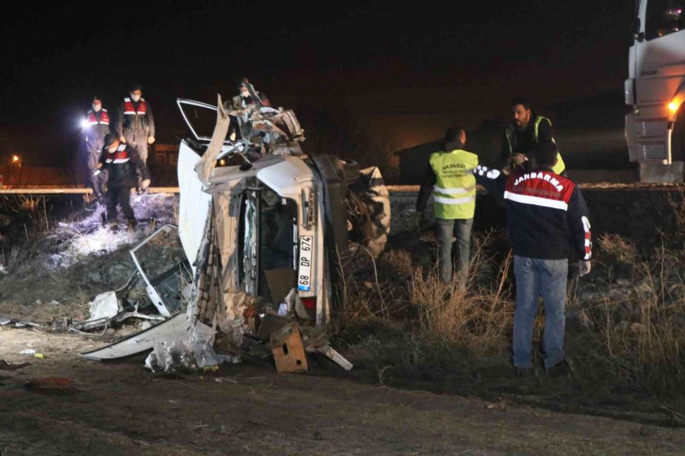 Aksaray’da 2 otomobil kafa kafaya çarpıştı: 7 ölü
