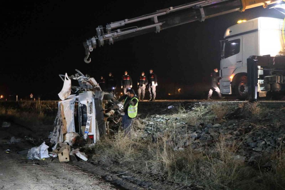 Aksaray’da 2 otomobil kafa kafaya çarpıştı: 7 ölü