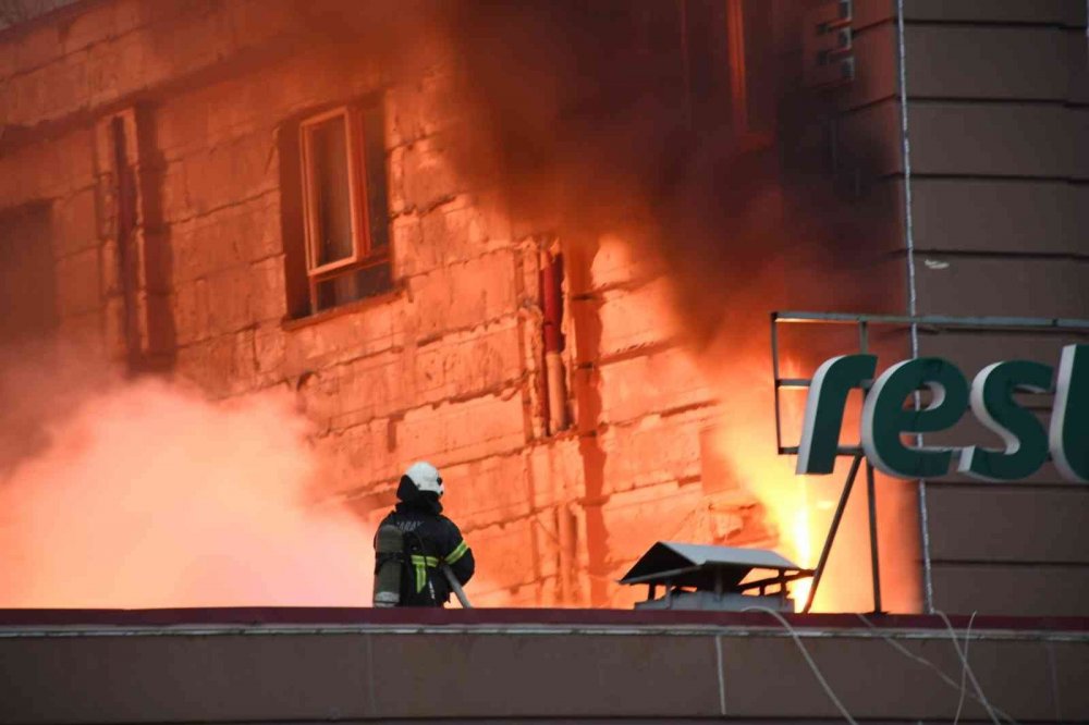 Aksaray’da benzin istasyonunda yangın! Restoran ve otel alev alev yandı