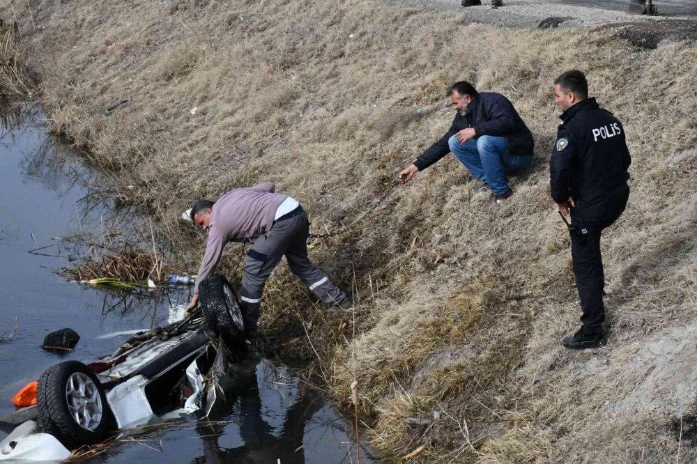 Aksaray'da otomobil sulama kanalına düştü: 1 ölü