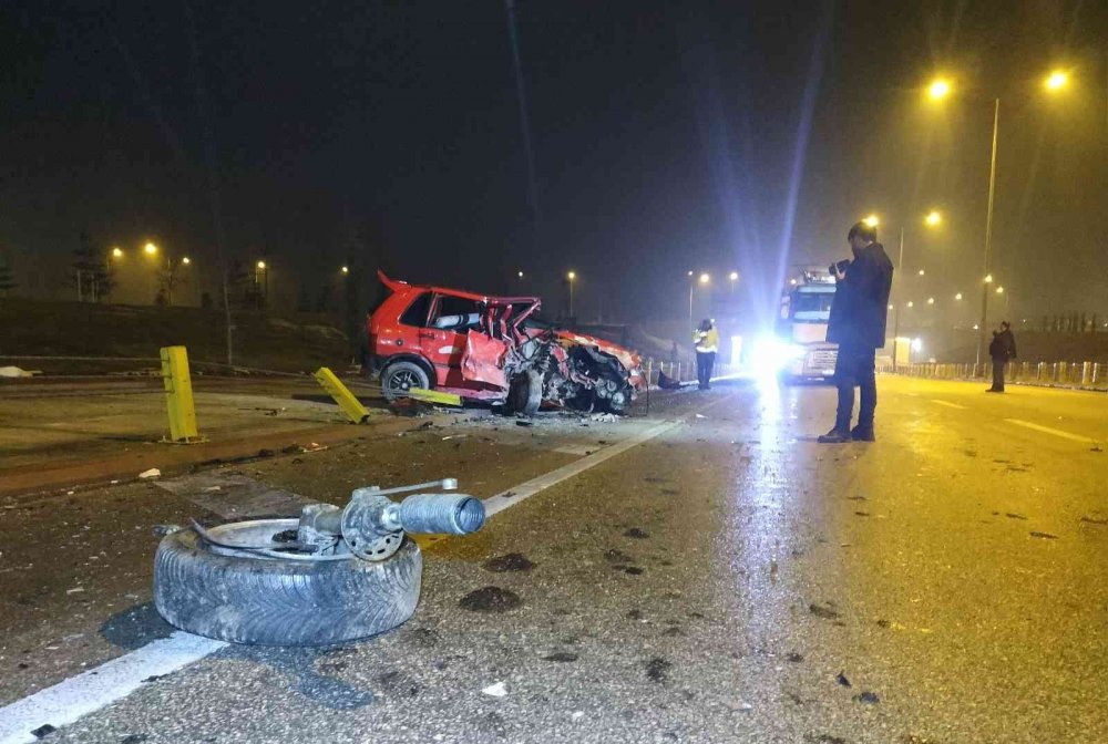 Çaldıkları Otomobille Ters Yönde Giderken Eskilli Vatandaşın Kullandığı Araca Çarptılar