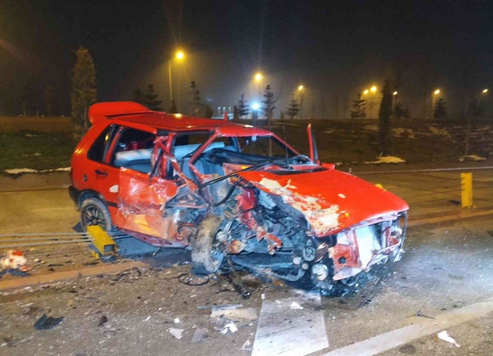 Çaldıkları Otomobille Ters Yönde Giderken Eskilli Vatandaşın Kullandığı Araca Çarptılar